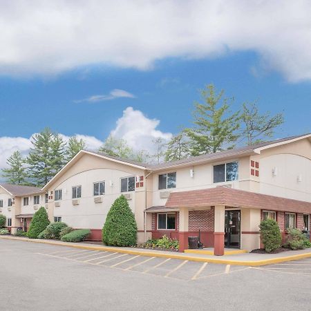 Super 8 By Wyndham Queensbury Glens Falls Экстерьер фото