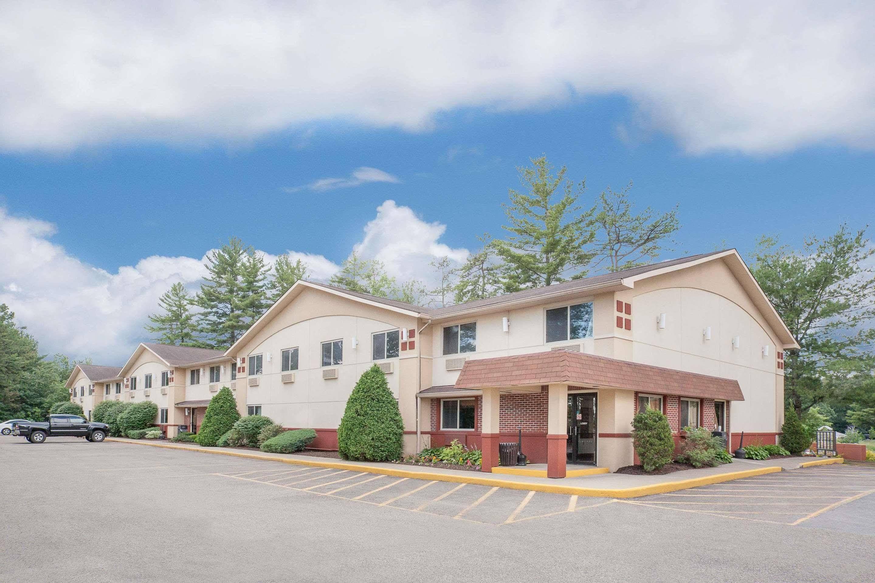 Super 8 By Wyndham Queensbury Glens Falls Экстерьер фото