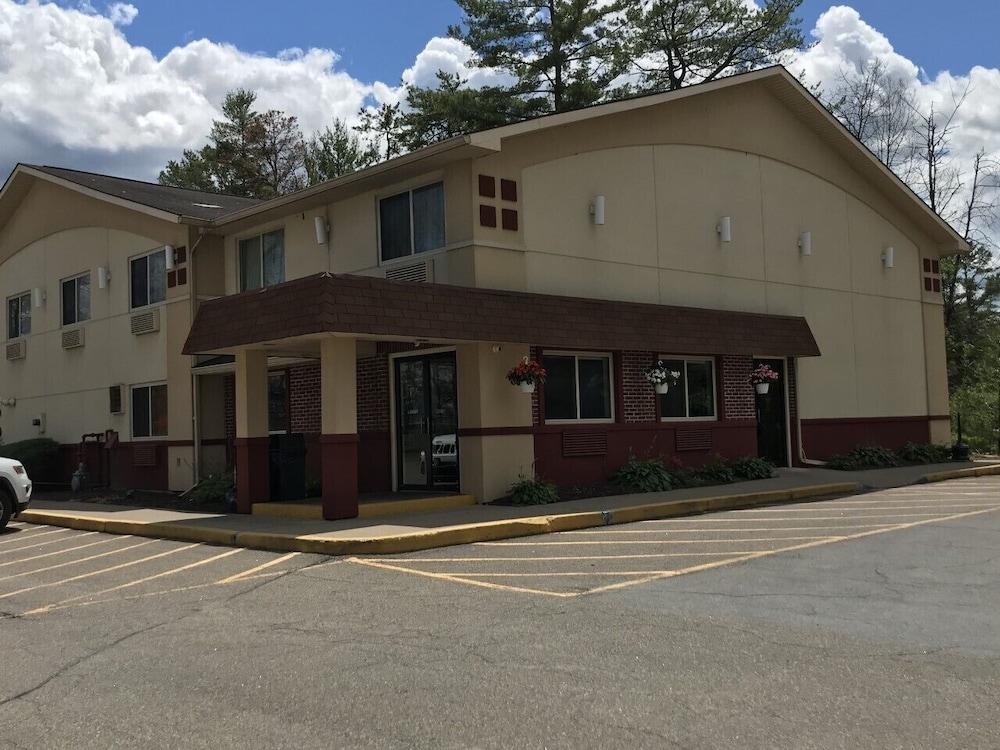 Super 8 By Wyndham Queensbury Glens Falls Экстерьер фото