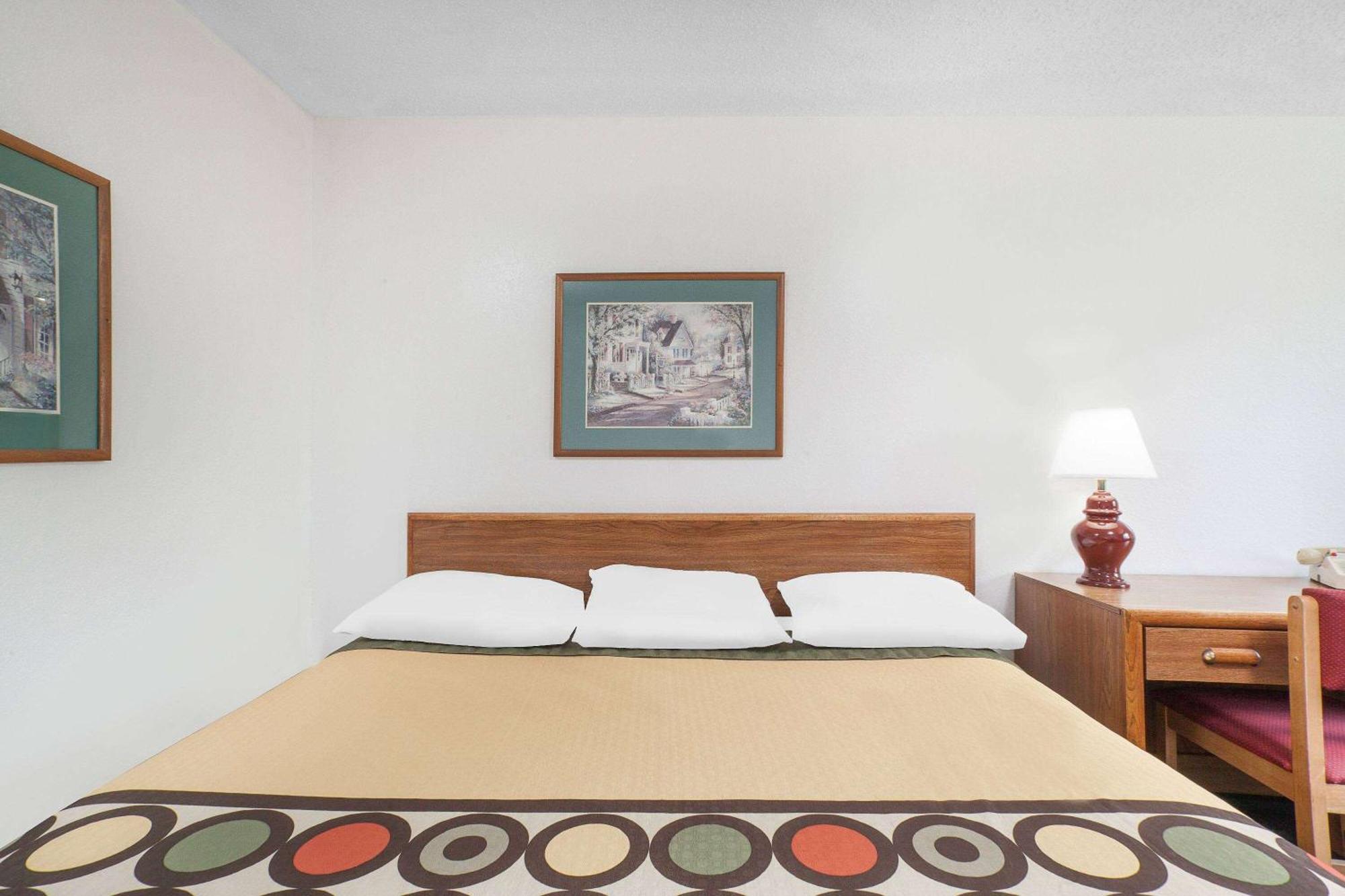 Super 8 By Wyndham Queensbury Glens Falls Экстерьер фото